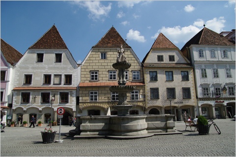 Steyr - Altstadthäuser hinter dem Leopoldibrunnen