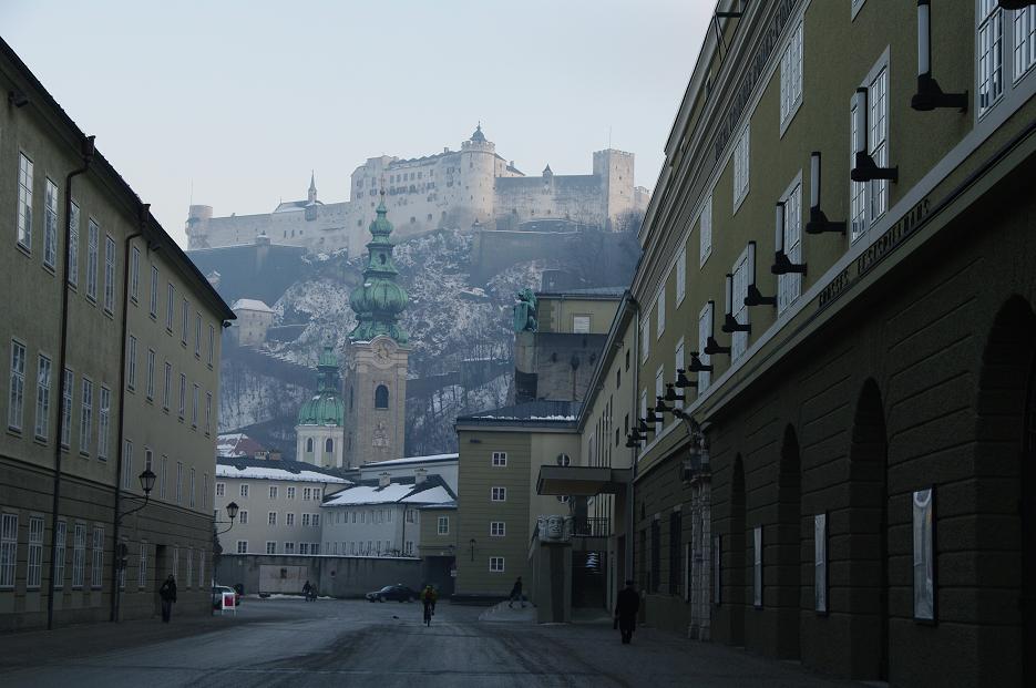 Ein winterlicher Blick von der Salzburger Altstadt vorbei am Festspielhaus zur Festung