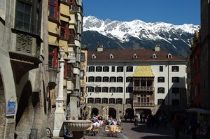 Eine der Top-Sehenswürdigkeiten in Österreich: Das Goldene Dachl in der Innsbrucker Altstadt