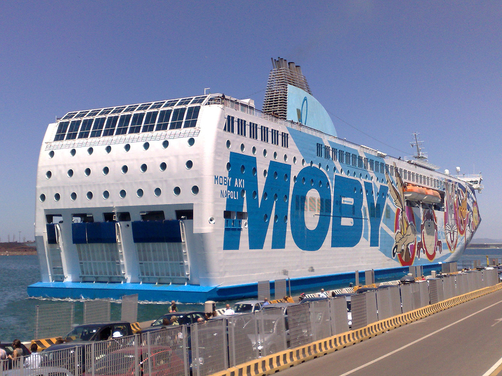Die Moby Aki Fähre im Hafen von Piombino