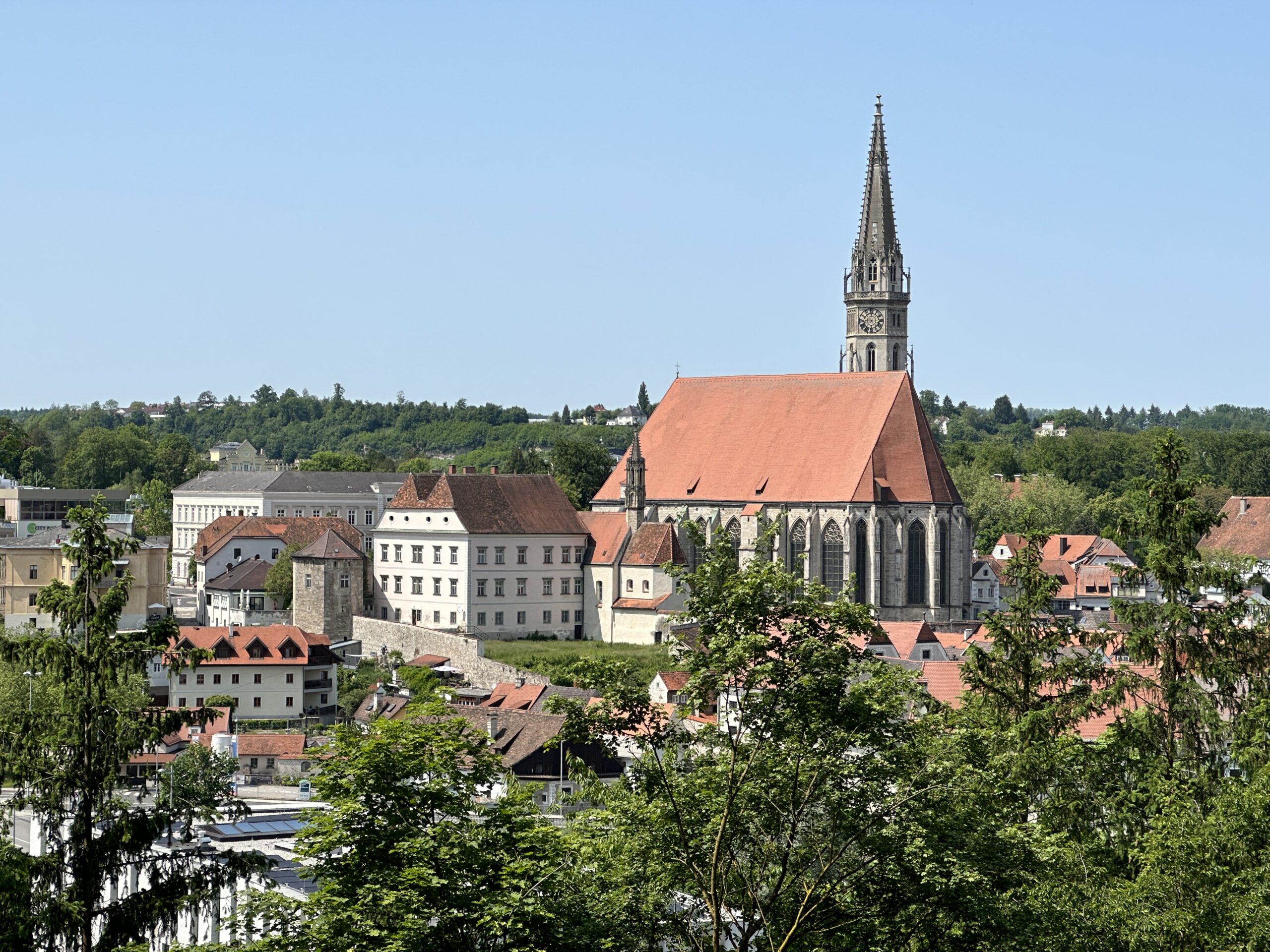 Die majestätische Stadtpfarrkirche Steyr aus dem 15. Jahrhundert